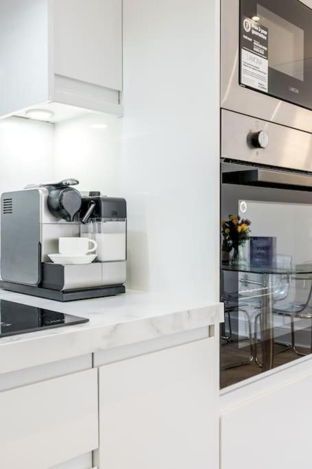 Willa House 10 Mins To Tower Bridge Hot Tub & Parking Londyn Zewnętrze zdjęcie
